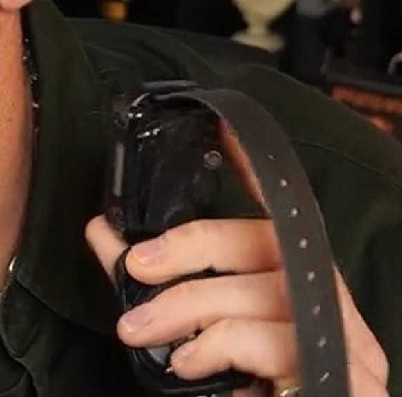 Streamer Hasan Piker zeigt in einem Stream das Halsband, das sein Hund trägt. Nach Tierquälerei-Vorwürfen. Oktober 2025.