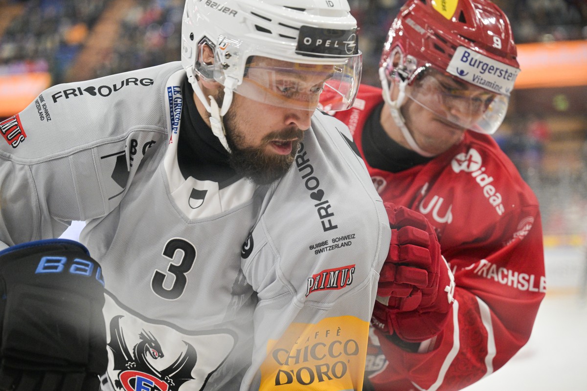 Michael Kapla (HCFG), links, gegen Mika Henauer (SCRJ), im Eishockeyspiel der National League zwischen den Rapperswil-Jona Lakers und dem HC Fribourg-Gotteron, am Freitag, 31. Oktober 2025, in der St. ...