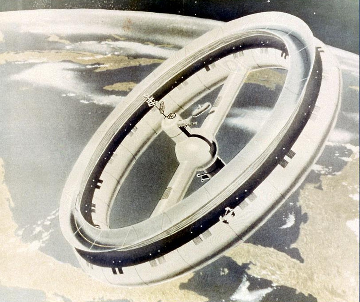 Rotierende Raumstation, Konzept von Wernher von Braun, 1952.
https://de.wikipedia.org/wiki/Rotierende_Raumstation?ref=articletext#/media/Datei:Von_Braun_1952_Space_Station_Concept_9132079_original.jpg