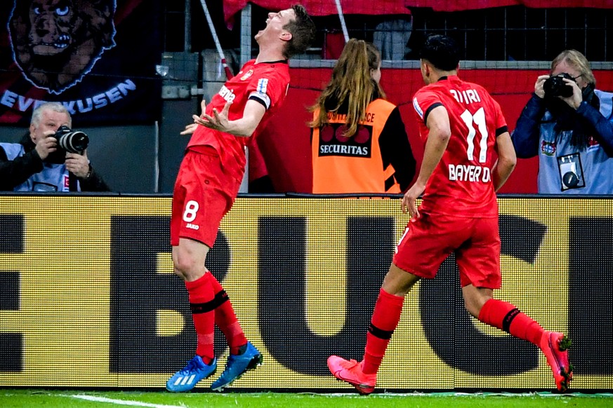 epa08203711 Leverkusen&#039;s Lars Bender (L) celebrates after scoring the 4-3 lead during the German Bundesliga soccer match between Bayer Leverkusen and Borussia Dortmund at BayArena in Leverkusen,  ...