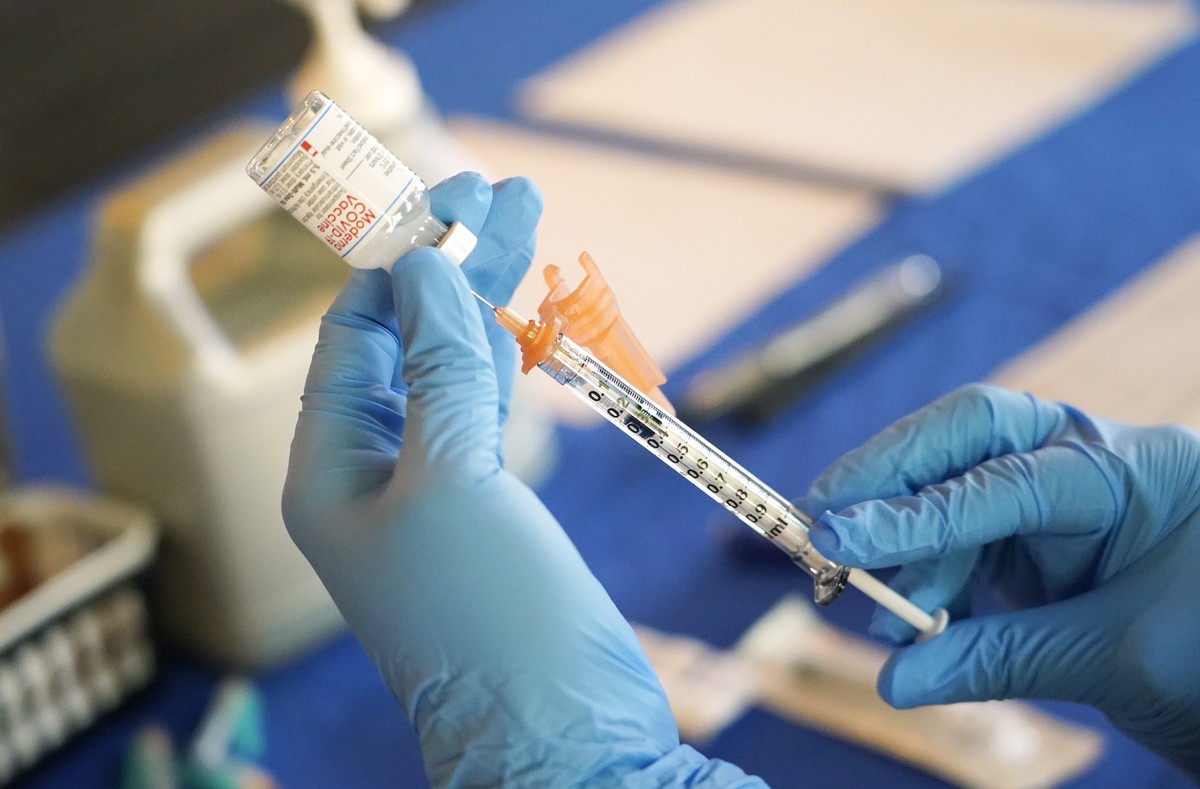 FILE - A nurse prepares a syringe of a COVID-19 vaccine at an inoculation station in Jackson, Miss., Tuesday, July 19, 2022. On Thursday, Oct. 20, 2022, a panel of U.S. vaccine experts said COVID-19 s ...