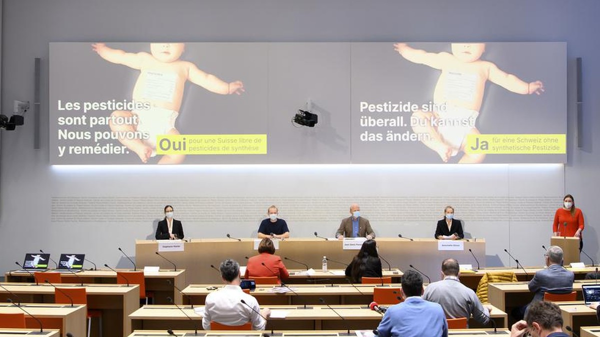 Stephanie Huesler, Mitinitiantin und Rechtsexpertin/Anwaeltin, Dominik Waser, Komitee-Mitglied, Gaertner und Bio-Bauer i.A., Jean-Denis Perrochet, Mitinitiant und Bio-Winzer, Antoinette Gilson, Mitini ...