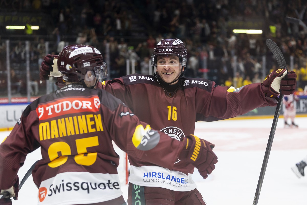 Sakari Manninen (GSHC), gauche, celebre son but (2:3) avec Jimmy Vesey (GSHC), droite, lors du match du championnat suisse de hockey sur glace de National League entre Geneve-Servette HC et SC Rappers ...