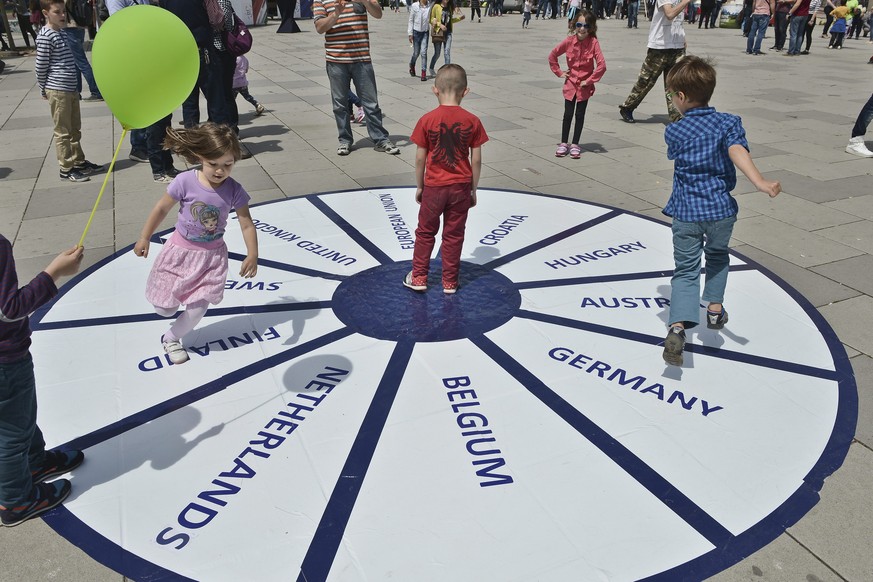 Die Super-Europäer: Anlässlich des «Europe Day» nehmen es Kinder auf einem Platz in Kosovos Hauptstadt Pristina spielerisch mit der EU auf.