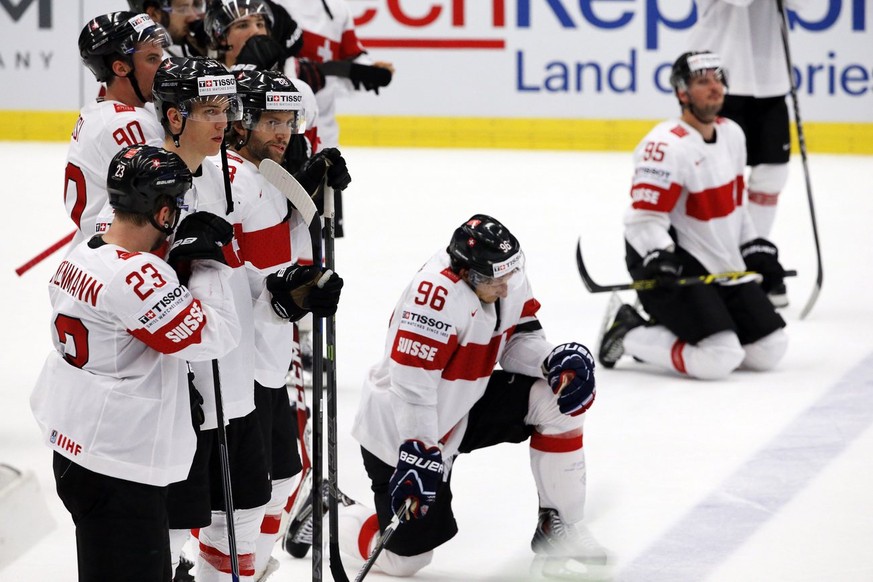 epa04748159 Players of Switzerland show their dejection after the Ice Hockey World Championship 2015 quarter final match between the USA and Switzerland at CEZ Arena in Ostrava, Czech Republic, 14 May ...