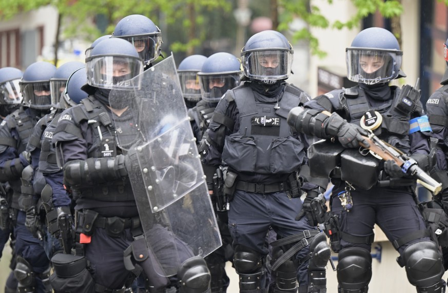 Mit einem grossen Polizeiaufgebot wird der Umuzg bei einer Kundgebung zum Tag der Arbeit gestoppt in Basel, am Montag, 1. Mai 2023. (KEYSTONE/Georgios Kefalas)