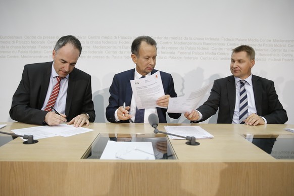 Darbellay, Müller und Brunner bei der Unterzeichnung des «Schulterschlusses» im März 2015.