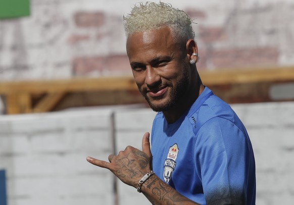 Brazilian soccer player Neymar flashes a &quot;hang loose&quot; gesture to fans during the Neymar Jr&#039;s Five youth soccer tournament in Praia Grande, Brazil, Saturday, July 13, 2019. (AP Photo/And ...