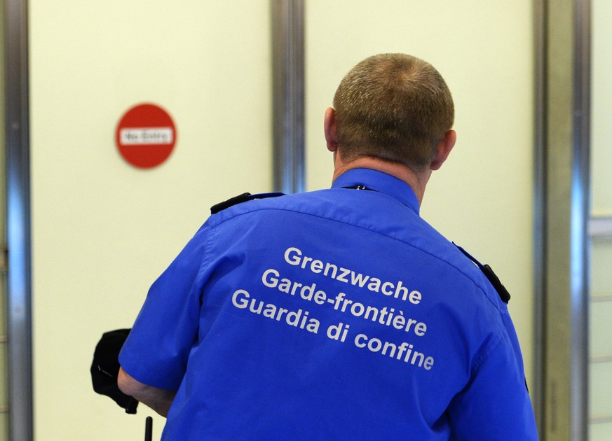 Zum Thema der Personenfreizuegigkeit in der Schweiz und den Verhandlungen mit Europa ein Bild von einem Beamten der Grenzwache, der einen Durchgang auf dem Flughafen Zuerich Kloten bewacht, am Montag, ...