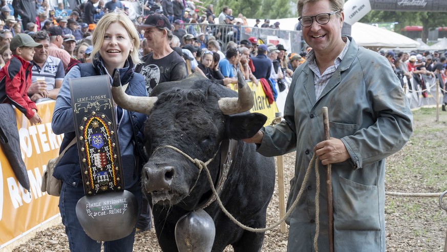 The Herens cow &quot;Tigresse&quot; of former Swiss politician and President of the Swiss People&#039;s Party (SVP/UDC) Toni Brunner, right, and with girlfriend Esther Friedli, left, pose after they w ...