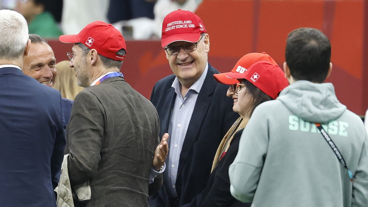 Guy-Parmelin-trifft-die-Nati-und-stichelt-mit-seiner-M-tze-gegen-Trump