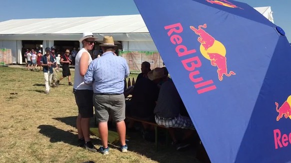 1789921_1472380620 Ah, Schwingfest! Hort der Tradition und Ausgangspunkt des Fortschritts. Nirgendwo besser verkörpert als unter dem Red-Bull-Zelt, wo sieben angeheiterte Innerschweizer ein Ständchen  ...