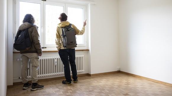 Interessenten waehrend einer Wohnungsbesichtigung in einer Wohnung der Liegenschaften Stadt Zuerich (LSZ) am Dienstag, 28. Maerz 2023 in Zuerich. (KEYSTONE/Michael Buholzer)