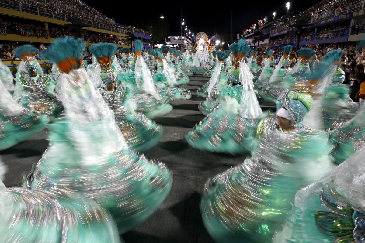 epa11941587 Members of the Academicos do Grande Rio samba school participate in the third day of parades at the Marques de Sapucai Sambodromo in Rio de Janeiro, Brazil, 04 March 2025. EPA/Antonio Lace ...