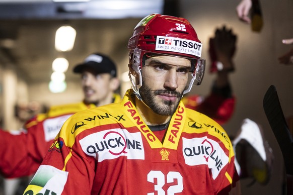 Biels Noah Schneeberger schreitet mit seiner Mannschaft aus dem Garderobengang, vor dem Eishockey Qualifikations-Spiel der National League, zwischen dem EHC Biel und dem SC Rapperswil-Jona Lakers, am ...