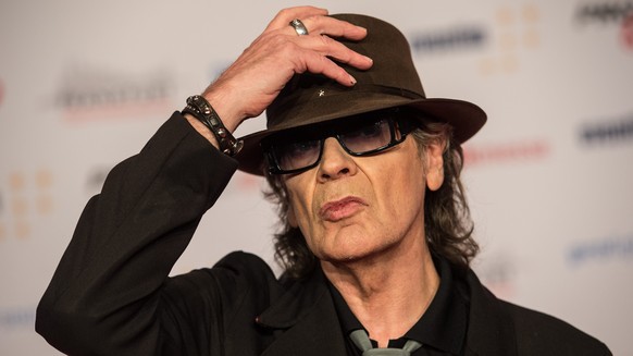 epa05243984 German Rockstar Udo Lindenberg arrives for the LEA-Award cerimony in Frankfurt, Germany, 04 April 2016. EPA/ANDREAS ARNOLD