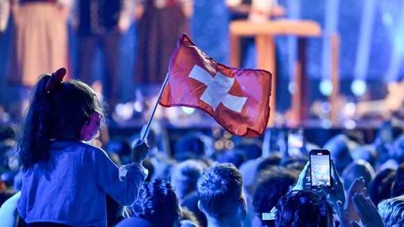 BASEL, SCHWEIZ 20250513 En schweizisk flagga i publiken under semifinal 1 i den 69:e upplagan av Eurovision Song Contest ESC i St. Jakobshalle, i Basel, Schweiz, tisdag den 13 maj, 2025. BASEL SCHWEIZ ...