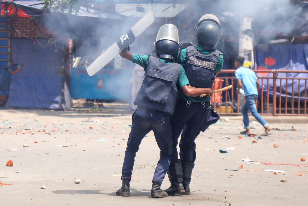 epa11485547 Police members react as demonstrators clash with police, Bangladesh Chhatra League (BCL) and Jubo League members, during ongoing quota students protests under the slogan 'Anti-Discrim ...