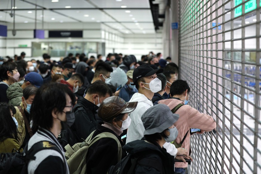 epa10394869 Travellers wait for the Hong Kong immigration desks to open before crossing the border to China at Lok Ma Chau MTR station, in Hong Kong, China, 08 January 2023. From 08 January 2023, afte ...