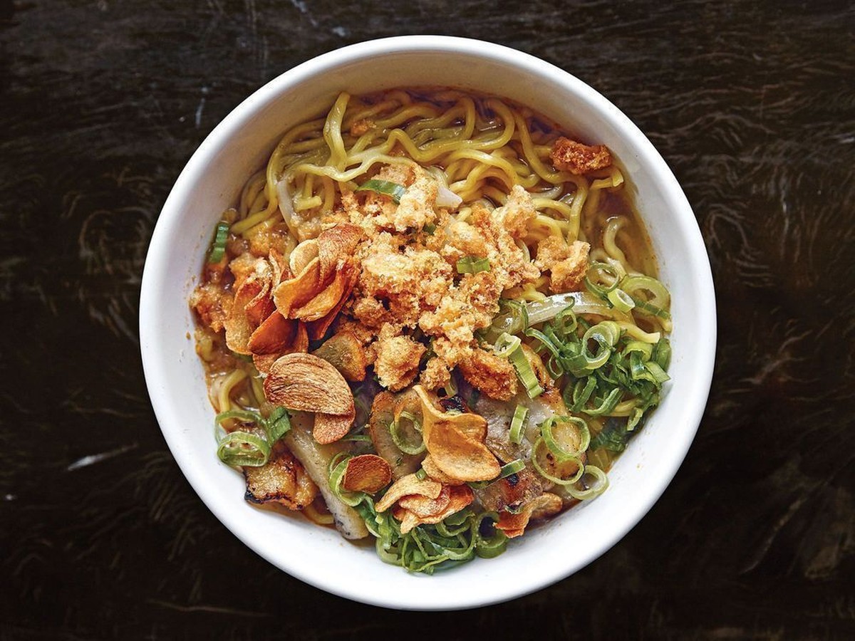 https://www.saveur.com/filipino-pork-noodle-soup-recipe FILIPINO PORK NOODLE SOUP WITH SHRIMP PASTE (LA PAZ BATCHOY)
schweinefleisch nudel suppe philippinen food essen