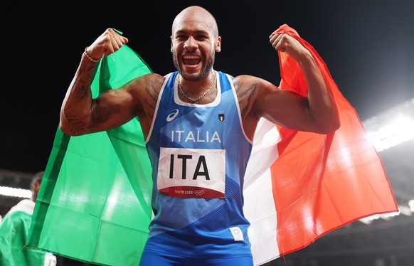 epa09401546 Lamont Marcell Jacobs of Italy celebrates after winning gold in the Men&#039;s 4x100m Relay final of the Athletics events of the Tokyo 2020 Olympic Games at the Olympic Stadium in Tokyo, J ...