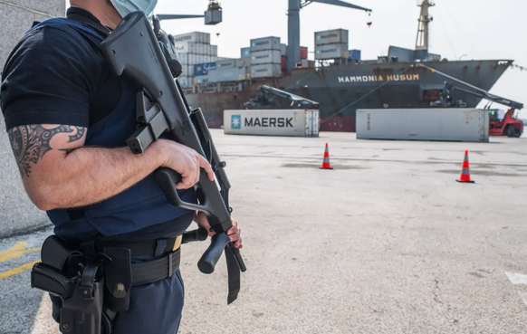 Hier kommt das Kokain für den europäischen Markt an: Ein Zollbeamter im Hafen von Antwerpen.