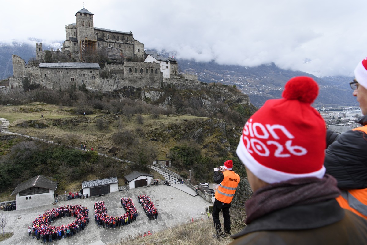 ARCHIVBILD ZUR TAGUNG DER KONFERENZ DER KANTONSREGIERUNGEN ZU SION 2026, AM FREITAG, 23. MAERZ 2018 - People form the word "Oui" yes in French after making a human chain during a major event ...