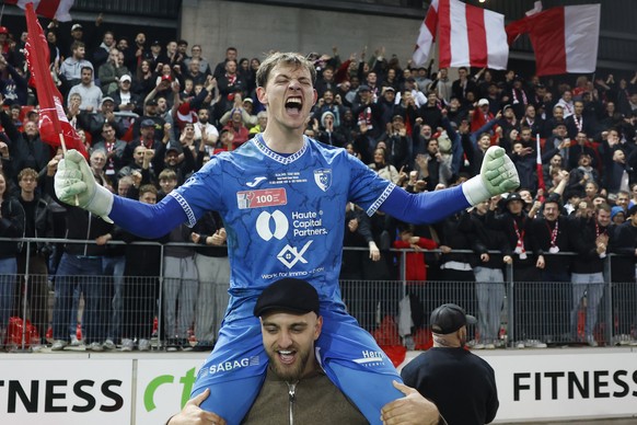 Torhueter Raphael Radtke (FCB) jubelt mit den Fans nach dem Sieg im Schweizer Cup Halbfinal-Spiel zwischen dem FC Biel und dem BSC Young Boys, am Samstag, 26. April 2025 in der Tissot Arena in Biel. ( ...