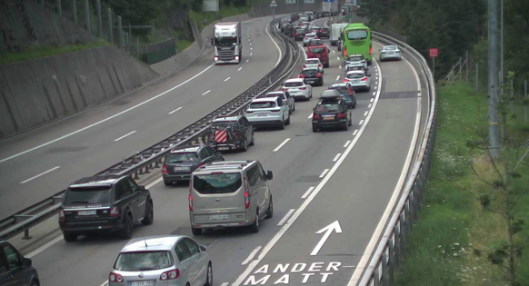 Blick auf die Autobahn A2 vor dem Gotthard heute morgen.