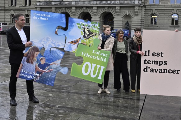 Thomas Vellacott, CEO WWF Schweiz, die Nationalraetinnen Nadine Masshardt, SP-BE, Martina Munz, SP-SH und Lisa Mazzone, Praesidentin Gruene Schweiz, von links, von der Umweltkampagne Ja zu sauberer En ...