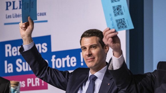 Der Parteipraesident der FDP, Thierry Burkart bei einer Abstimmung anlaesslich der Delegiertenversammlung der FDP Schweiz vom Samstag, 20. Januar 2024 im Freiraum in Zug.(KEYSTONE/Urs Flueeler).