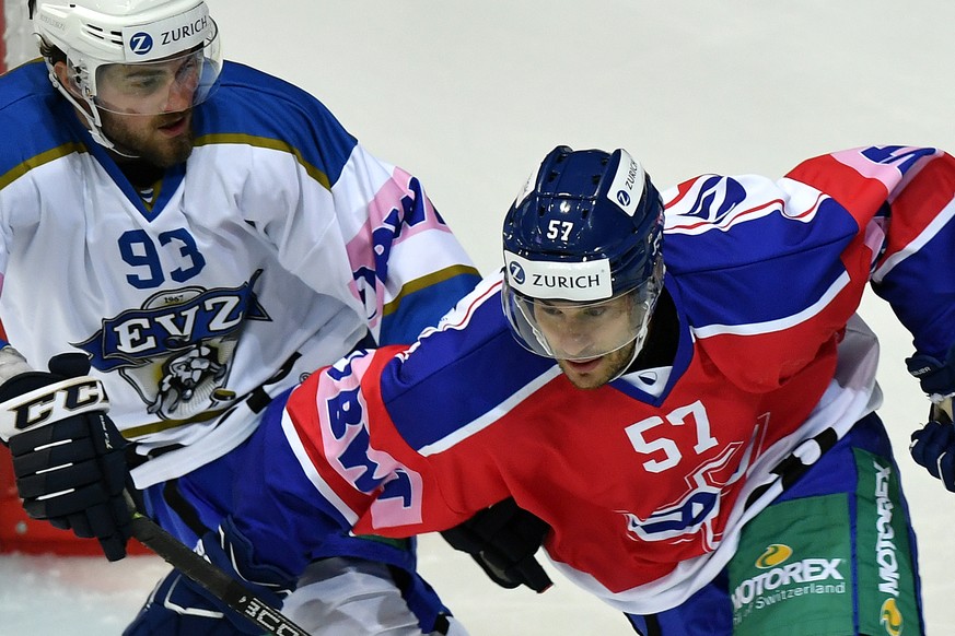 Der Zuger Fabian Haberstich, links, gegen den Klotener Lukas Stoop, Mitte, beim Eishockey Cupspiel EHC Kloten gegen den EV Zug in Kloten am Sonntag, 22. Oktober 2017. (KEYSTONE/Walter Bieri)