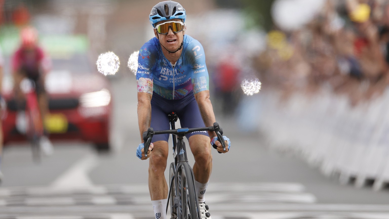 epa10055285 Australian rider Simon Clarke of Israel Premier Tech crosses the finish line to win the 5th stage of the Tour de France 2022 over 157km from Lille to Arenberg Porte de Hainaut, Wallers-Are ...