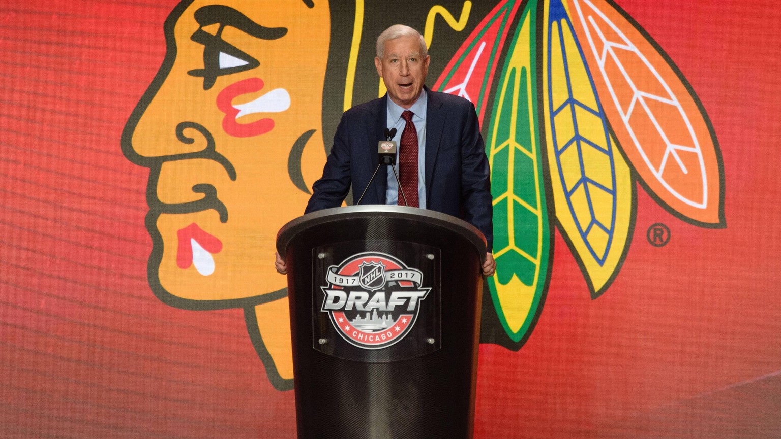 CHICAGO, IL - JUNE 23: The Chicago Blackhawks President &amp; CEO John McDonough speaks prior to the first round of the 2017 NHL Eishockey Herren USA Draft on June 23, 2017, at the United Center in Ch ...