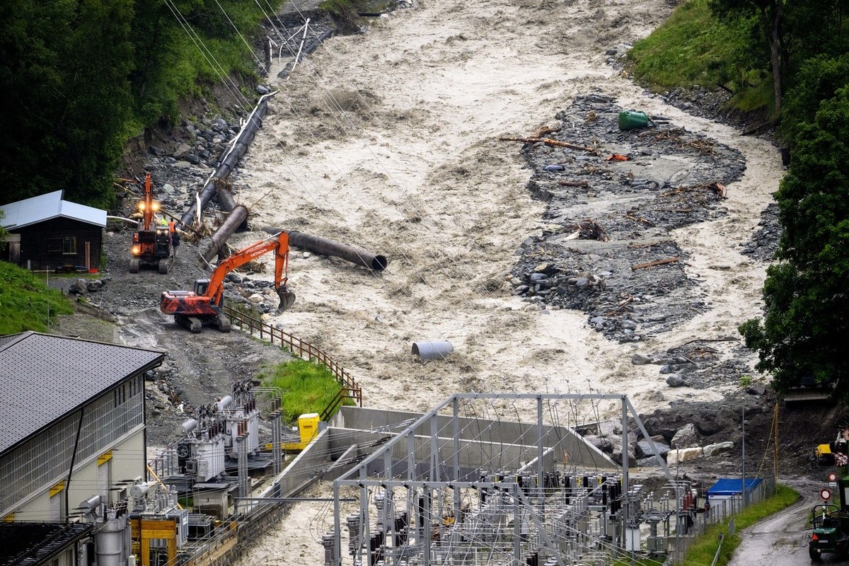 Des pelleteuses travaillent au bord de la riviere Navizence en crue proche de la centrale hydroelectrique Alpiq ce vendredi 21 juin 2024 a Vissoie dans le val d'Anniviers. Le debit du Rhone, actu ...