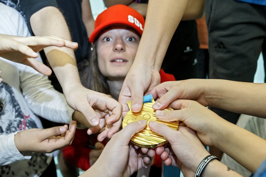 epa06553820 Switzerland&#039;s Sarah Hoefflin (C), gold medal winner in the women&#039;s Slopestyle Freestyle event at the PyeongChang 2018 Olympic Games, shows her medal to schoolchildren of school A ...