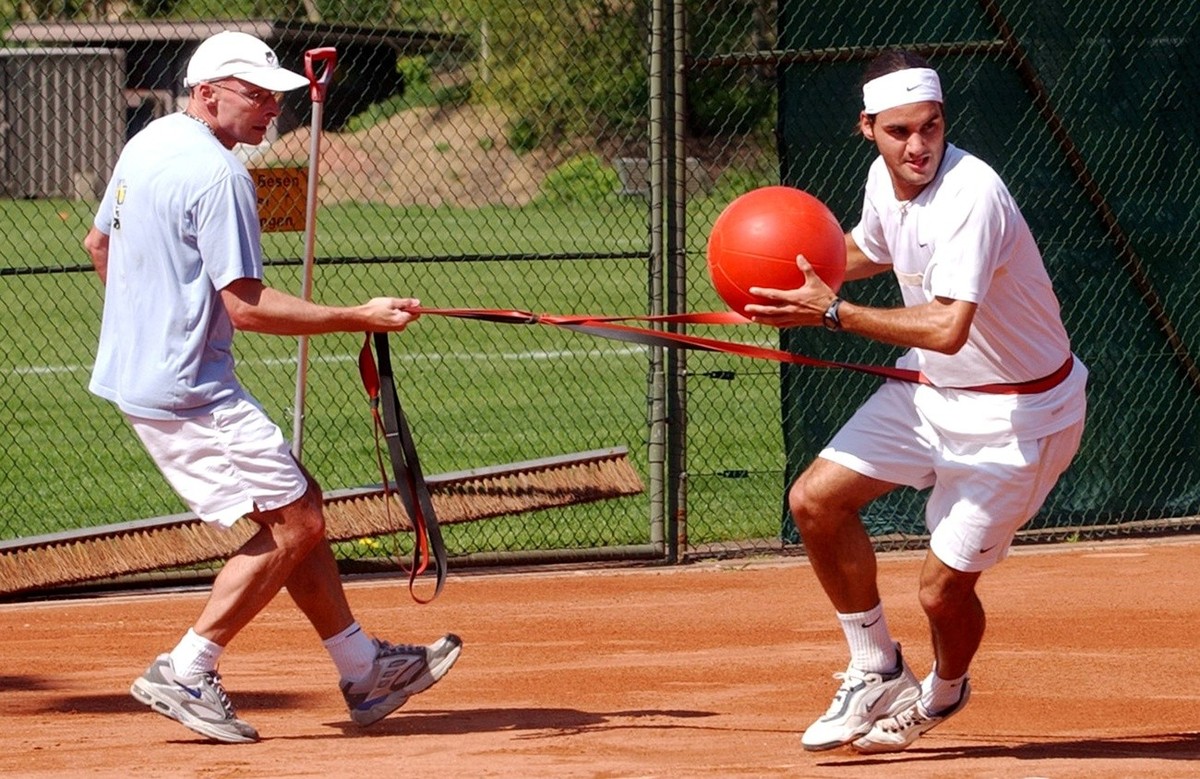 Roger Federer feilt am Freitag, 18. April 2003, zusammen mit seinem Konditionstrainer Pierre Paganini, links, in Allschwil an seiner Kondition. (KEYSTONE/Markus Stuecklin)