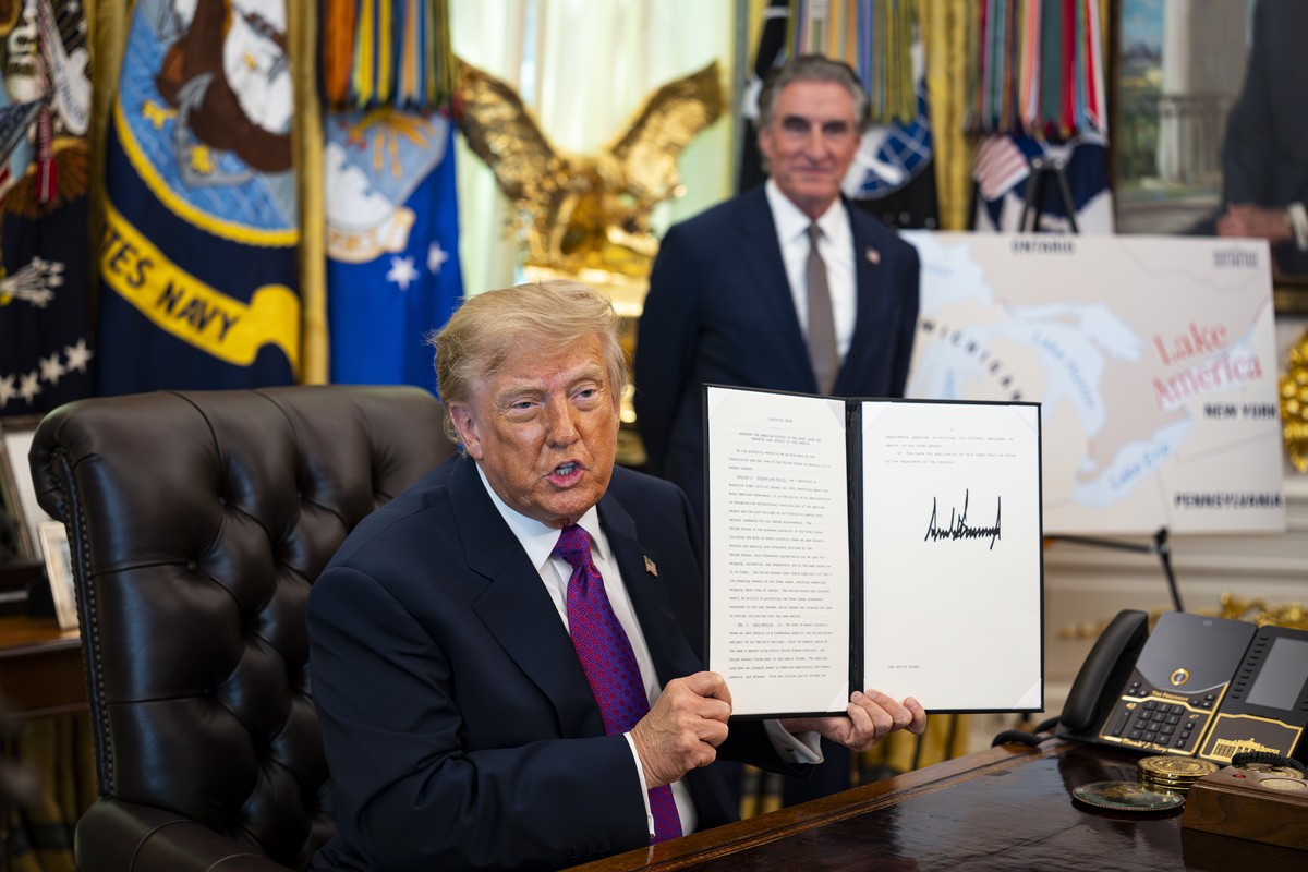 epa13195113 US President Donald Trump shows a signed executive order to rename Lake Ontario as Lake America, amid a recent trade war, in the Oval Office of the White House in Washington, DC, USA, 27 A ...
