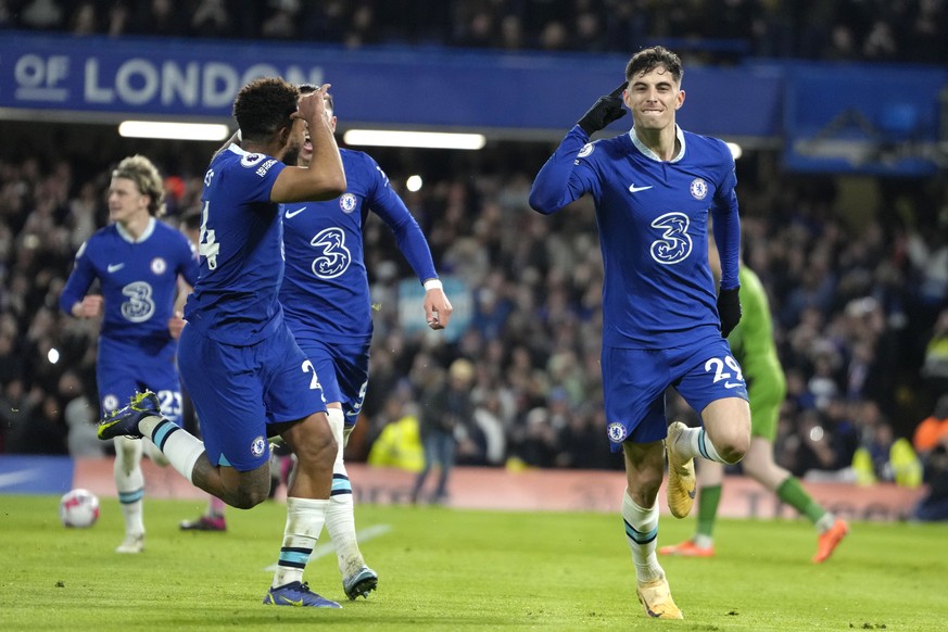 Chelsea&#039;s Kai Havertz, right, celebrates after scoring his side&#039;s second goal during the English Premier League soccer match between Chelsea and Everton at Stamford Bridge stadium in London, ...