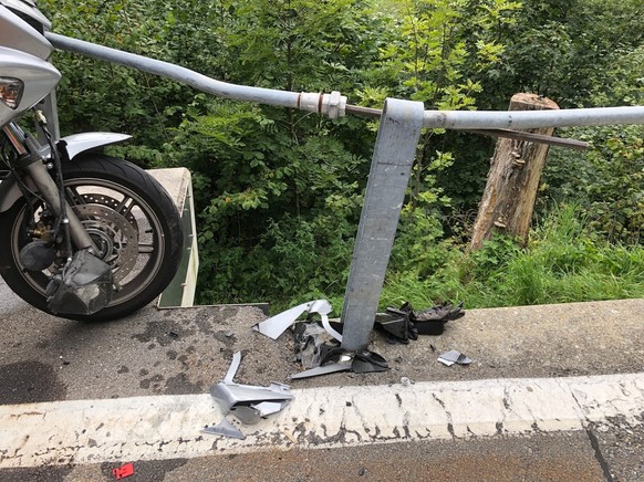 Verletzter Motorradfahrer nach Sturz über Stützmauer am Klausenpass