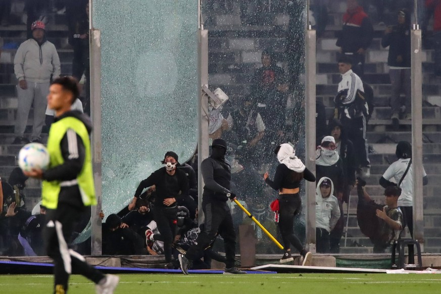 Futbol, Colo Colo vs Fortaleza. Fase de grupos, Copa Libertadores 2025. Hinchas de Colo Colo son fotografiados durante el partido de copa libertadores por el grupo E contra Fortaleza disputado en el e ...