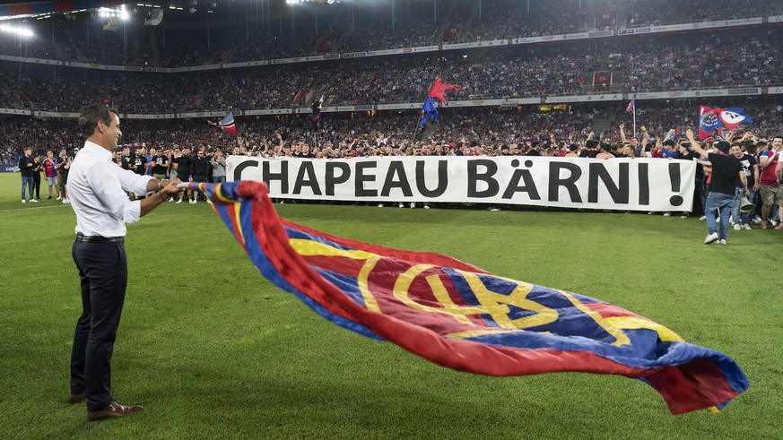 Der Basler Praesident Bernhard Heusler schwingt vor den Fans der Muttenzer Kurve die FCB-Fahne, mitten im Fussball Meisterschaftsspiel der Super League zwischen dem FC Basel 1893 und dem FC St. Gallen ...