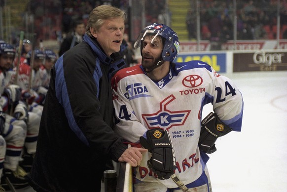 Alpo Suhonen, Trainer des EHC Kloten, unterhaelt sich am 23. Maerz 1996, beim Spiel gegen den SC Bern mit dem Captain Felix Hollenstein. Der EHC Kloten gewinnt das Spiel gegen den SC Bern mit 5:1 und  ...