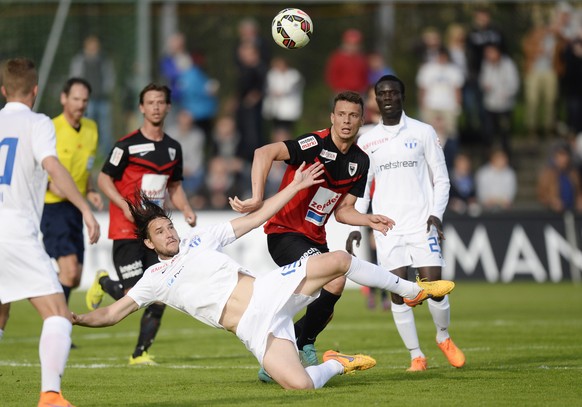 Der Aarauer Petar Sliskovic, rechts, und der Zuercher Alain Nef, links, kaempfen um den Ball, im Fussballspiel der Super League zwischen dem FC Aarau und dem FC Zuerich, am Samstag, 25. April 2015, im ...