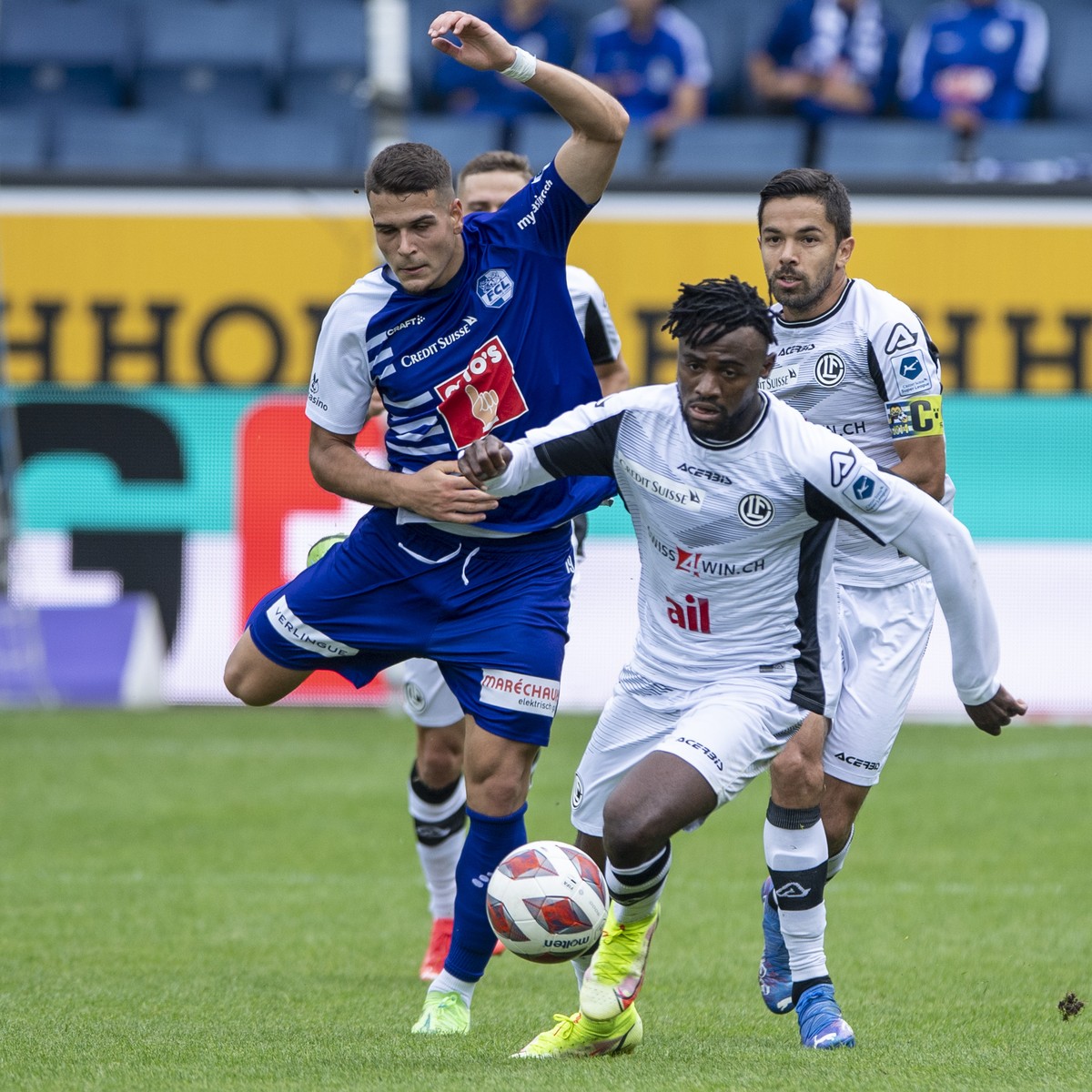 Asumah Abubakar, rechts, von Lugano im Spiel gegen Filip Ugrinic, links, von Luzern beim Super League Meisterschaftsspiel zwischen dem FC Luzern und dem FC Lugano vom Sonntag, 26. September 2021 in Lu ...
