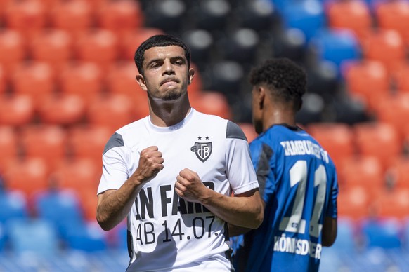 Basels Zeki Amdouni jubelt nach seinem Elfmeter-Tor beim Fussball Testspiel zwischen dem FC Basel 1893 aus der Schweiz und dem Hamburger SV aus Deutschland im Stadion St. Jakob-Park in Basel, am Samst ...