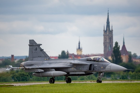 epa12125625 Czech army fighter pilot in his JAS-39C Gripen aircraft prepares for departure to Iceland from 21st Tactical Air Base in Caslav, Czech Republic, 22 May 2025. Five JAS-39C Gripen aircrafts  ...