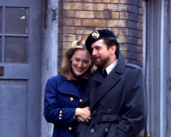 Studio Publicity Still from The Deer Hunter Meryl Streep, Robert De Niro � 1978 Universal Los Angeles CA USA PUBLICATIONxINxGERxSUIxAUTxONLY Copyright: xAmericanxPictorialx 31720048

Studio Publicit ...