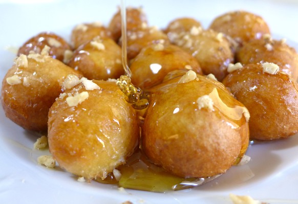 http://www.mygreekdish.com/recipe/loukoumades/attachment/loukoumades-recipe-greek-donuts-with-honey-and-walnuts-2/ loukoumades dessert donut honig griechenland griechische küche