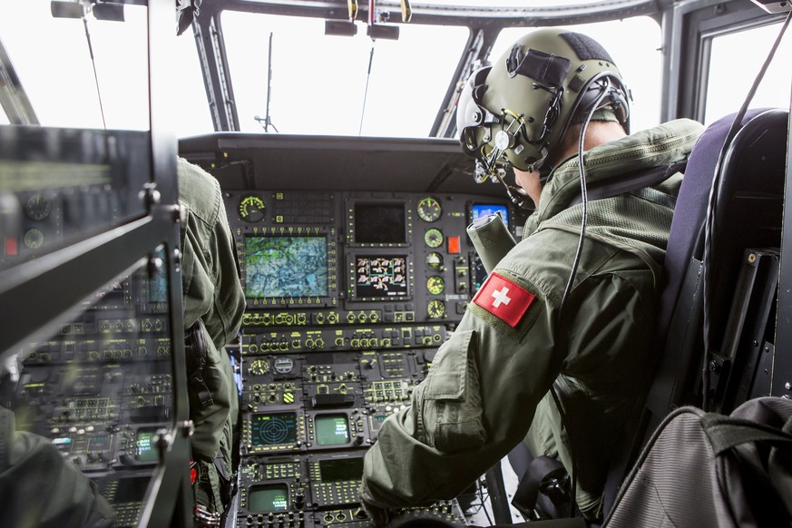 Ein Militaer Pilot auf dem Flug zu der Unfallstelle der abgestuerzten F/A-18 auf dem Sustenpass, aufgenommen am Mittwoch, 31. August 2016. Beim Absturz eines F/A-18-Kampfjets im Sustengebiet ist der P ...